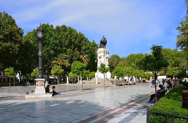 https://upload.wikimedia.org/wikipedia/commons/thumb/1/12/Plaza_Nueva_Sevilla_%281%29.jpg/640px-Plaza_Nueva_Sevilla_%281%29.jpg